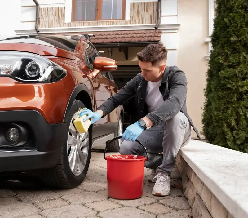 Lavage auto à domicile Poussanges : professionnel intervenant sur un véhicule
